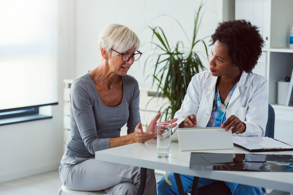 A female patient and doctor discuss CGM technology